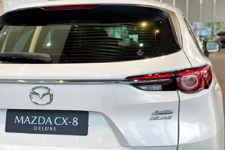 Mazda CX-8 cũng là mẫu xe thường xuyên được THACO Mazda giảm giá mạnh. Gần đây nhất, Mazda CX-8 phiên bản thấp được nâng cấp cho thấy chiến lược mới của THACO Mazda nhằm thu hút khách mua xe. Đặc biệt là trong bối cảnh “ông lớn” Fortuner 2021 vừa ra mắt sẽ thu hút khá nhiều khách quan tâm xe 7 chỗ trong tầm giá 1 tỷ đồng.