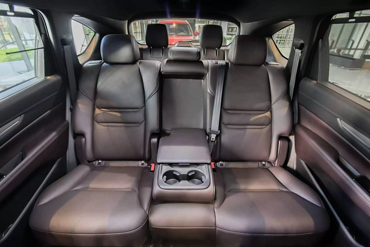 Trong danh mục sản phẩm xe Mazda tại Việt Nam, CX-8 là mẫu xe duy nhất có tiềm năng cạnh tranh ở phân khúc xe SUV 7 chỗ cỡ trung và xe CUV 5+2 tại Việt Nam, mặc dù dòng sản phẩm Mazda CX-8 không cùng “ngồi chung mâm” trong phân khúc này. Khi Mazda CX-8 không phải là xe SUV 7 chỗ cỡ trung, đồng thời lợi thế hơn tất cả các mẫu xe CUV 5+2 về kích thước.