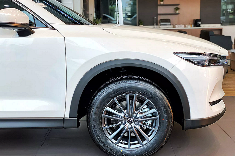 Ở phiên bản tiêu chuẩn, Mazda CX-8 được trang bị ghế ngồi bọc da, màn hình cảm ứng trung tâm 7 inch có hệ thống kết nối &amp; giải trí Mazda Connect, hỗ trợ kết nối điện thoại thông minh Apple Carplay &amp; Android Auto, 6 loa giải trí và màn hình hiển thị thông tin trên kính lái (ADD).