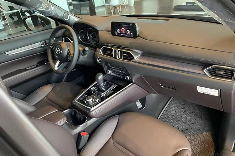 Theo quan sát, người mua CX-8 thường có xu hướng chọn các phiên bản cao cấp Premium hay Luxury mà hiếm thấy chọn bản Deluxe. Có lẽ mà vì thế, Mazda nâng cấp trang bị cho bản Deluxe để hút khách hơn.