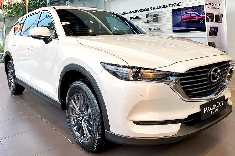 Bên cạnh đó, khách hàng mua Mazda CX-8 2020 tiêu chuẩn sẽ được lựa chọn thêm nhiều màu sơn cao cấp như: Đỏ tươi nổi tiếng của Mazda - Soul Red Crystal, Xám (Machine Grey) và Trắng (Snowflakes White Pearl) vốn chỉ trên các phiên bản CX-8 cao hơn.
