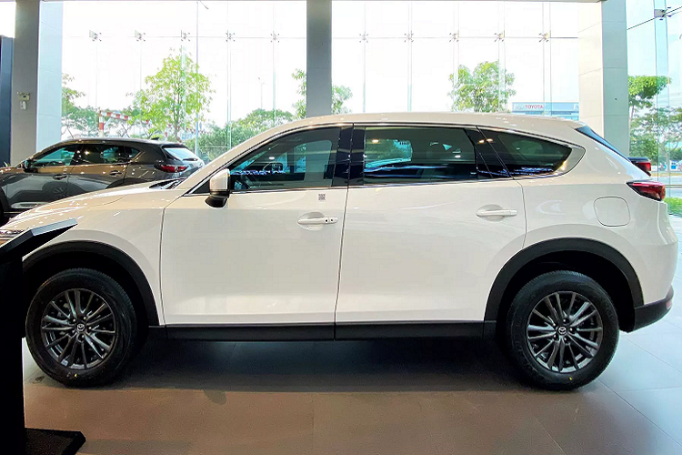 Hiện tại, giá xe Mazda CX-8 2020 phiên bản tiêu chuẩn Deluxe đang bán ra 999 triệu đồng. Trong khi 3 phiên bản còn lại gồm: Luxury, Premium và Premium AWD có giá lần lượt: 1,049 và 1,149 và 1,249 tỷ đồng. Mazda CX-8 cũng được áp dụng ưu đãi 50% lệ phí trước bạ, tương tự như các phiên bản lắp ráp trong nước của Toyota Fortuner.