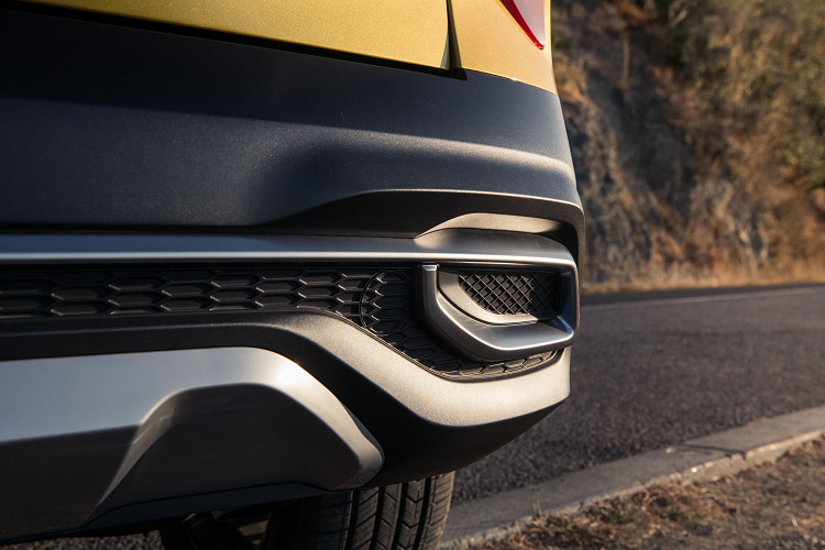 Màn hình cảm ứng lớn nổi bật ở bảng điều khiển, được đặt bên trên các cửa điều hòa trung tâm.