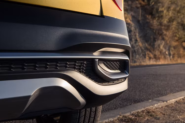 Màn hình cảm ứng lớn nổi bật ở bảng điều khiển, được đặt bên trên các cửa điều hòa trung tâm.