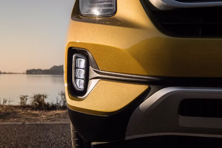 Những trang bị tiện nghi khác bao gồm màn hình đa thông tin kỹ thuật số 3,5 hoặc 7 inch. Xe còn có hệ thống sạc điện thoại không dây cũng như hệ thống âm thanh cao cấp 8 loa của Bose.