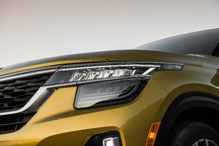 Trong số các điểm nổi bật về thiết kế gồm có cụm đèn pha LED hai tầng, với họa tiết chiếu sáng ở phía trước tương đồng với đèn hậu. Bên trong nội thất, Kia Seltos lấy cảm hứng từ “đàn anh” Kia Telluride.