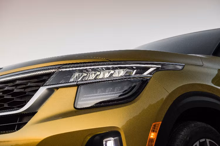 Trong số các điểm nổi bật về thiết kế gồm có cụm đèn pha LED hai tầng, với họa tiết chiếu sáng ở phía trước tương đồng với đèn hậu. Bên trong nội thất, Kia Seltos lấy cảm hứng từ “đàn anh” Kia Telluride.