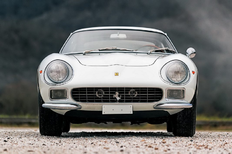 Mặc dù mỗi chiếc Ferrari 275 GTB đều mang một vẻ đẹp ấn tượng, nhưng chiếc xe này thậm chí còn đặc biệt hơn nhờ vào lịch sử tuyệt vời của chính nó cùng một số chi tiết như cải tiến thân xe và tất nhiên là sáu bộ chế hòa khí Weber trên động cơ V12 Colombo nổi tiếng.