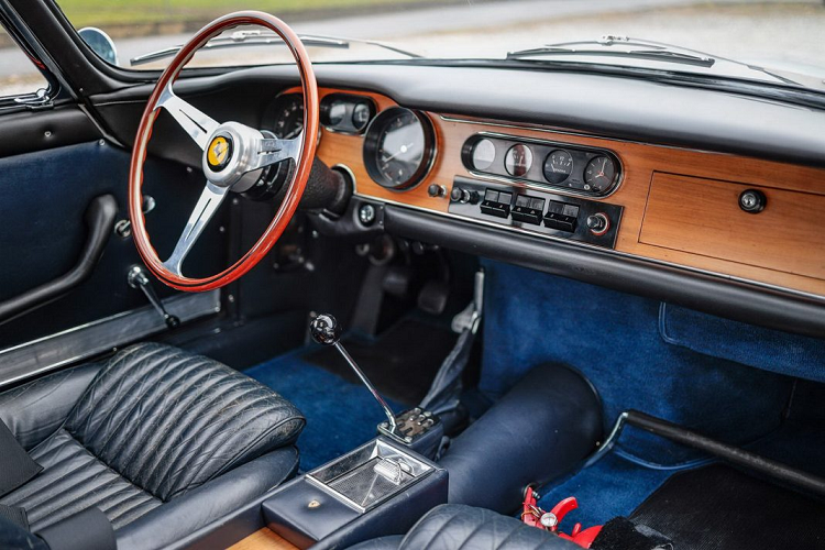 Tài liệu về chiếc xe trong nhà máy Ferrari có bao gồm một lá thư mà đích thân Enzo Ferrari gửi cho Bá tước, trong thư có ghi:"Theo cách nhìn về phong cách lái xe thể thao của ông, tôi đã trang bị sáu bộ chế hòa khí cho chiếc xe mới của ông”.