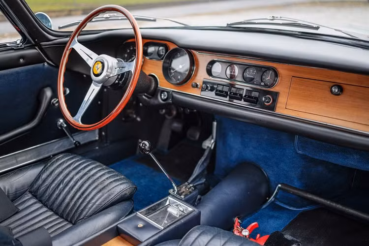 Tài liệu về chiếc xe trong nhà máy Ferrari có bao gồm một lá thư mà đích thân Enzo Ferrari gửi cho Bá tước, trong thư có ghi:"Theo cách nhìn về phong cách lái xe thể thao của ông, tôi đã trang bị sáu bộ chế hòa khí cho chiếc xe mới của ông”.