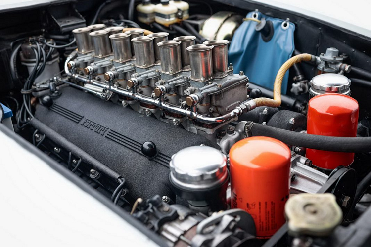 Trong thị trường ngày nay, đây được coi là chiếc 275 GTB đáng mong đợi nhất nhờ sức mạnh được cung cấp bởi sáu bộ chế hòa khí. Sức mạnh này đã được chuyển đến đường thông qua một cụm hộp số Transaxle gắn phía sau bao gồm hộp số năm cấp và vi sai phía sau. Việc lắp ráp bộ Transaxle này đã được chứng minh khi Ferrari đã từng gặt hái được rất nhiều thành công trên đường đua.