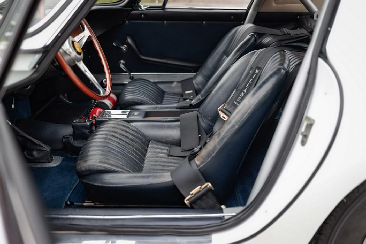 Các tính năng độc đáo này chính là một phần của quá trình phục hồi miễn phí mà chiếc xe đã được trải qua trong những năm 1980 bởi Autofficina Sauro và Egidio Brandoli. Brandoli trước đây đã làm việc cho Carrozzeria Scaglietti và là một trong những chuyên gia nổi tiếng nhất trong các công việc phục hồi thân xe và sơn trên những chiếc Ferrari cổ điển.