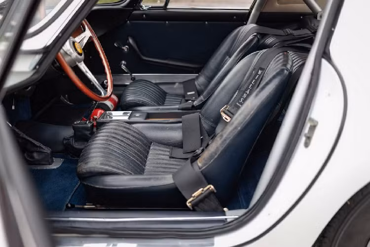 Các tính năng độc đáo này chính là một phần của quá trình phục hồi miễn phí mà chiếc xe đã được trải qua trong những năm 1980 bởi Autofficina Sauro và Egidio Brandoli. Brandoli trước đây đã làm việc cho Carrozzeria Scaglietti và là một trong những chuyên gia nổi tiếng nhất trong các công việc phục hồi thân xe và sơn trên những chiếc Ferrari cổ điển.