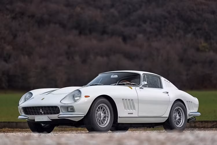 Sức hút của những chiếc Ferrari thập niên 60 không chỉ dừng lại ở 250 GTO mà còn có siêu xe Ferrari 275 GTB – kẻ hậu thế của mẫu siêu xe này, đồng thời cũng gây tiếng vang không kém gì những chiếc 250.