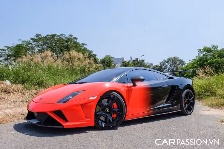 Đã có không ít những mẫu xe đáng chú ý tại nước ta được “lột xác” với lớp decal mang phong cách chuyển màu như : McLaren 720S và 720S Spider, Lamborghini Aventador, BMW i8, BMW M4,… Lamborghini Gallardo LP560-4 độ khủng là cái tên mới nhất “bắt trend” với bộ áo đỏ-đen vô cùng cá tính, cụ thể, phần đầu xe được dán tông màu đỏ và dần bắt đầu chuyển sang màu đen từ khu vực cánh cửa cho đến phía sau xe. Kết hợp với những chi tiết được làm từ sợi carbon ở phần ngoại thất tạo cho “siêu bò” một cái nhìn mới mẻ cũng như nam tính hơn.