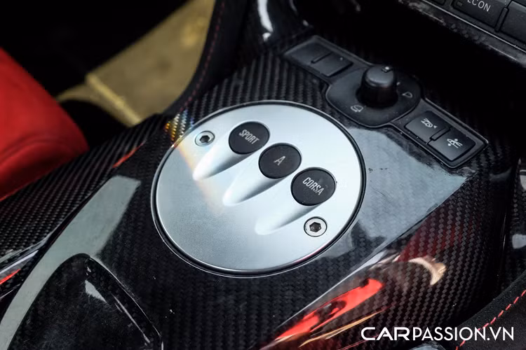 Lamborghini Gallardo LP560-4 sử dụng khối động cơ V10 hút khí tự nhiên, có dung tích 5.2 lít, sản sinh công suất tối đa 560 mã lực và mô men xoắn cực đại đạt mức 540 Nm. “Siêu bò” chỉ mất 3,7 giây để tăng tốc từ 0-100 km/h, trước khi đạt tốc độ tối đa 325 km/h.