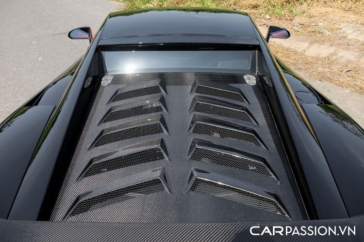 Khác biệt với những nắp động cơ đóng/mở bằng thủy lực, xe được trang bị nắp máy đặc biệt khi có thể đóng/mở thông qua hai chiếc khóa. Bộ khuếch tán bên dưới được làm từ sợi carbon là chi tiết cuối cùng thuộc gói độ của phiên bản Gallardo Squadra Corse. Ở lần xuất hiện gần nhất, bộ mâm độ BC Forged EH172 đã được chủ nhân tháo ra, nhường chỗ cho bộ mâm Callisto sơn đen bóng thường thấy trên phiên bản Gallardo SE sản xuất giới hạn 250 xe toàn thế giới.