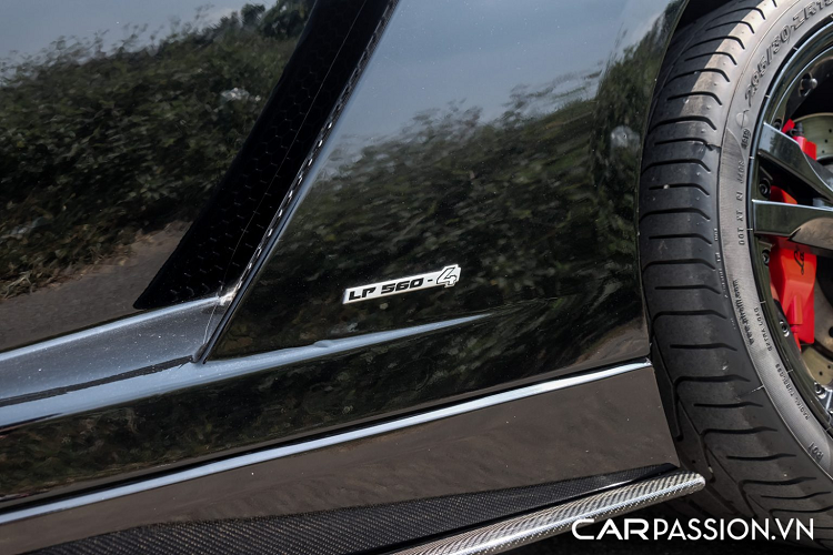 Để hoàn thiện gói nâng cấp ngoại thất của phiên bản Gallardo Squadra Corse, cản sau cũng được thay đổi với tạo hình sắc sảo hơn. Sự xuất hiện của chiếc cánh gió carbon to bản được bắt cố định vào đuôi xe giúp gia tăng lực ép xuống mặt đường gấp 3 lần so với chiếc cánh gió nhỏ trên chiếc Gallardo tiêu chuẩn, nắp động cơ nguyên bản cũng được thay thế bằng chi tiết có thiết kế hầm hố.