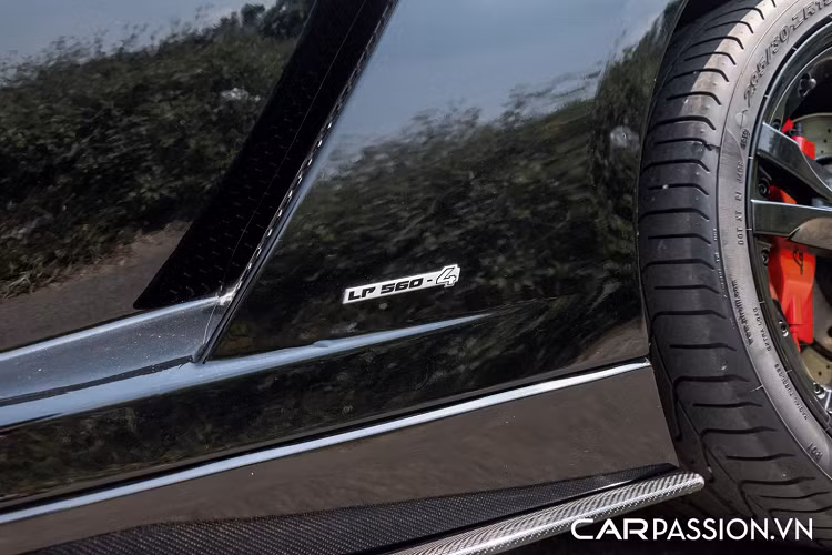 Để hoàn thiện gói nâng cấp ngoại thất của phiên bản Gallardo Squadra Corse, cản sau cũng được thay đổi với tạo hình sắc sảo hơn. Sự xuất hiện của chiếc cánh gió carbon to bản được bắt cố định vào đuôi xe giúp gia tăng lực ép xuống mặt đường gấp 3 lần so với chiếc cánh gió nhỏ trên chiếc Gallardo tiêu chuẩn, nắp động cơ nguyên bản cũng được thay thế bằng chi tiết có thiết kế hầm hố.