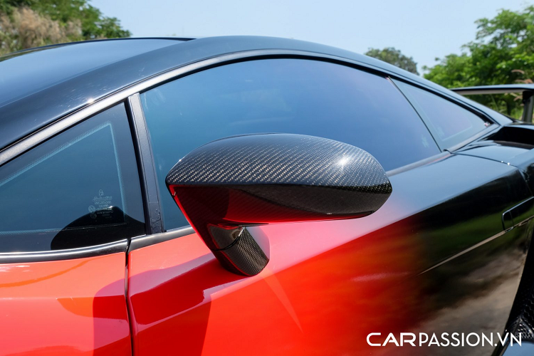 So với thế hệ đầu tiên, Gallardo LP560-4 sở hữu thiết kế sắc sảo hơn khi hai hốc gió phía trước được vuốt nhọn, đuôi xe có tạo hình thanh thoát hơn, đi cùng với đó là khối động cơ V10 cải tiến có công suất tối đa ở mức 560 mã lực. Tuy vậy, với bộ bodykit của phiên bản Squadra Corse, xe trở nên ấn tượng hơn nhờ phần cản trước được thiết kế lại tập trung vào việc cải thiện yếu tố khí động học.