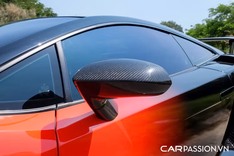 So với thế hệ đầu tiên, Gallardo LP560-4 sở hữu thiết kế sắc sảo hơn khi hai hốc gió phía trước được vuốt nhọn, đuôi xe có tạo hình thanh thoát hơn, đi cùng với đó là khối động cơ V10 cải tiến có công suất tối đa ở mức 560 mã lực. Tuy vậy, với bộ bodykit của phiên bản Squadra Corse, xe trở nên ấn tượng hơn nhờ phần cản trước được thiết kế lại tập trung vào việc cải thiện yếu tố khí động học.