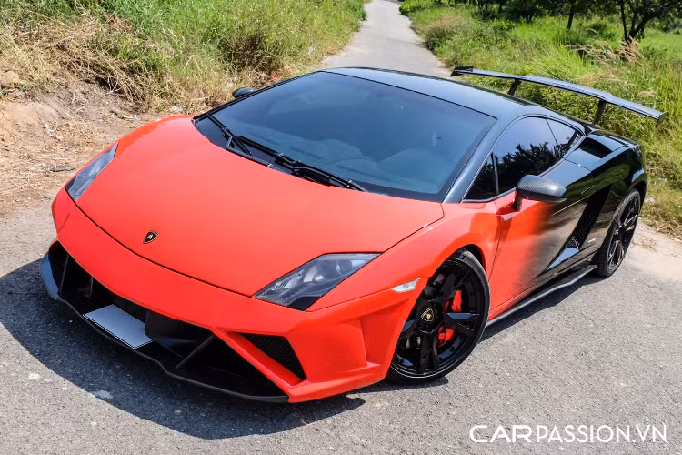 Phiên bản Gallardo Squadra Corse được trang bị khối động cơ V10 có công suất lên đến 570 mã lực và chỉ mất 3,4 giây để tăng tốc từ 0-100 km/h. Theo tiết lộ của chủ nhân, động cơ của “siêu bò” xuất hiện trong bài viết đã được độ lại nhằm mang đến những trải nghiệm lái phấn khích hơn.