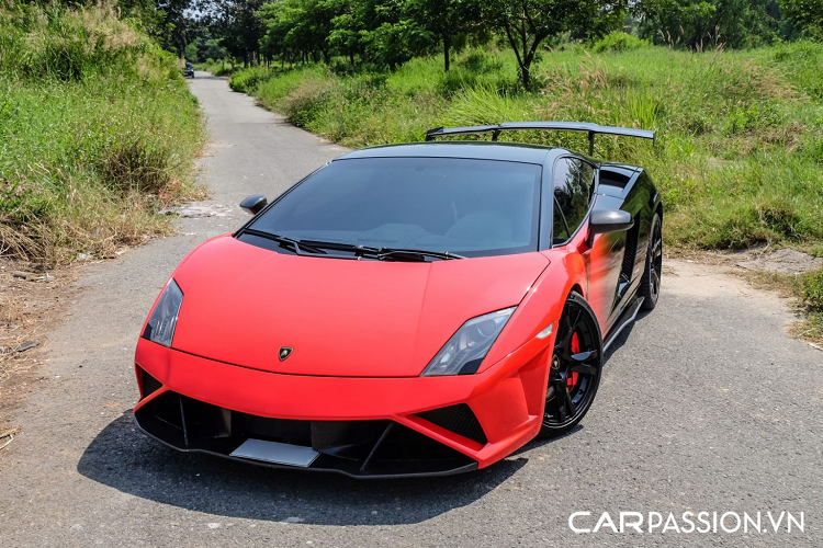 Nhắc đến cái tên Lamborghini Gallardo, chắc chắn những người yêu xe trên toàn thế giới sẽ nhớ về một dòng xe cực kì thành công của thương hiệu siêu xe nước Ý. Trong suốt vòng đời 10 năm của mình, Lamborghini đã bàn giao đến tay khách hàng 14.022 chiếc Gallardo với nhiều phiên bản khác nhau. Để đánh dấu sự kết thúc của dòng xe Gallardo, cuối năm 2013, Lamborghini đã ra mắt phiên bản sản xuất giới hạn Gallardo Squadra Corse với vỏn vẹn chỉ 50 chiếc xuất xưởng.