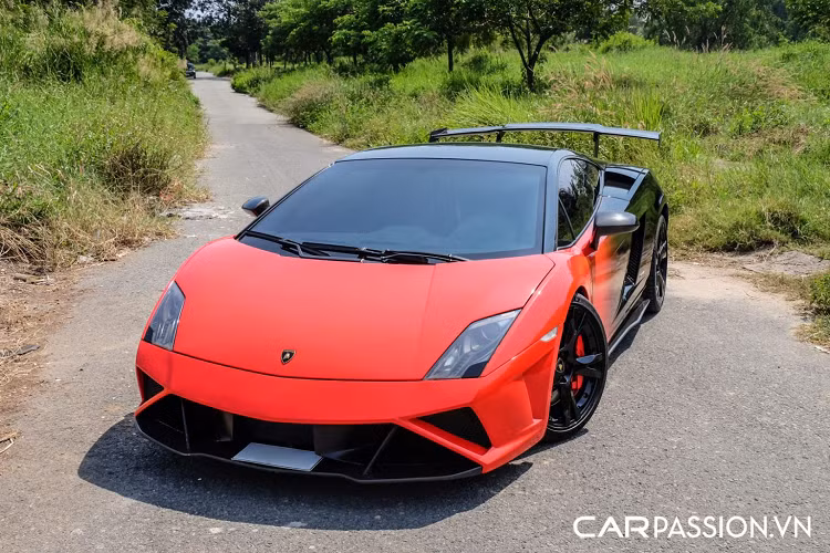 Nhắc đến cái tên Lamborghini Gallardo, chắc chắn những người yêu xe trên toàn thế giới sẽ nhớ về một dòng xe cực kì thành công của thương hiệu siêu xe nước Ý. Trong suốt vòng đời 10 năm của mình, Lamborghini đã bàn giao đến tay khách hàng 14.022 chiếc Gallardo với nhiều phiên bản khác nhau. Để đánh dấu sự kết thúc của dòng xe Gallardo, cuối năm 2013, Lamborghini đã ra mắt phiên bản sản xuất giới hạn Gallardo Squadra Corse với vỏn vẹn chỉ 50 chiếc xuất xưởng.