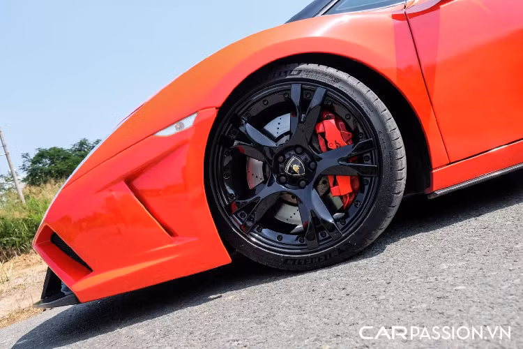 Ẩn phía sau là cùm phanh Lamborghini sơn đỏ nổi bật và đĩa phanh bằng thép, trong khi đó Lamborghini trang bị cho phiên bản Gallardo Squadra Corse đĩa phanh carbon ceramic. Chưa hết, “siêu bò” này còn được chủ nhân nâng cấp hệ thống ống xả của thương hiệu Capristo với âm thanh đầy uy lực, đồng thời trọng tâm của thân xe cũng được hạ thấp xuống, gia tăng tính ổn định khi vận hành xe ở tốc độ cao.