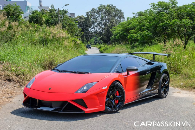 Nguyên bản siêu xe Lamborghini Gallardo LP560-4 sở hữu lớp sơn trắng kết hợp với sọc cờ Ý chạy dọc theo thân xe, tuy vậy, xe thường xuyên được chủ nhân cho “biến hình” với những lớp decal ấn tượng. Mới đây nhất, mẫu siêu xe độ “khủng” này lại tiếp tục khoác lên mình lớp áo mới mang phong cách chuyển màu trên thân xe đang “làm mưa làm gió” trên quy mô toàn cầu.