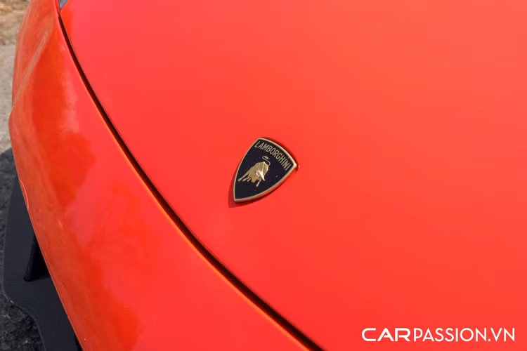 Trong số 50 xe Gallardo Squadra Corse trên thế giới, có đến 15 chiếc được sản xuất dành riêng cho thị trường Mỹ và tất cả đều được sơn màu vàng Giallo Midas đẹp mắt. Theo công bố từ Lamborghini, những chiếc Gallardo Squadra Corse chỉ được bán ra với 4 màu sơn chính là vàng Giallo Midas, trắng Bianco Monocerus, xám Grigio Thalasso và đỏ Rosso Mars.