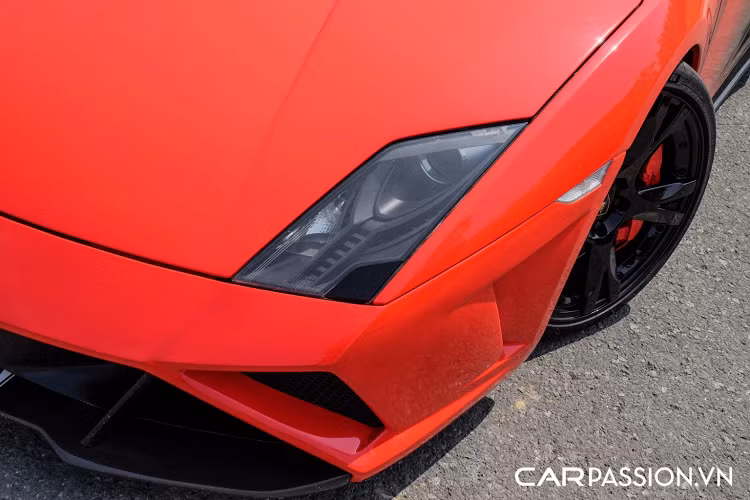 Có lẽ vì số lượng sản xuất khá ít ỏi, không ít những chủ nhân sở hữu Lamborghini Gallardo trên thế giới tìm đến phương pháp nâng cấp ngoại hình cho “siêu bò” của mình, điển hình nhất chính là chiếc Gallardo LP560-4 độ bodykit của phiên bản Squadra Corse trong bài viết. Lamborghini Gallardo LP560-4 là phiên bản nâng cấp mạnh mẽ của chiếc Gallardo thế hệ đầu tiên, phiên bản facelift này trình làng tại triển lãm Geneve Motor Show tháng 3/2008.