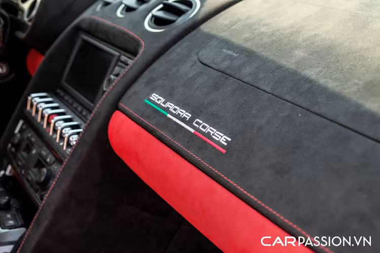 Tuy nhiên, ghế ngồi trên chiếc Lamborghini Gallardo LP560-4 độ khủng này vẫn được giữ nguyên, khác biệt với ghế ngồi mang phong cách xe đua trên Gallardo Squadra Corse. Cụm điều khiển trung tâm có các nút bấm lựa chọn giữa 3 chế độ lái khác nhau, bao gồm : Auto, Sport và Corsa.