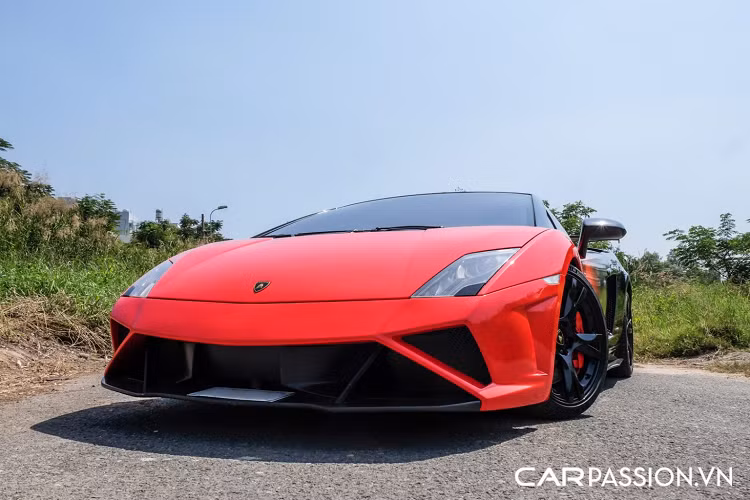 Bảng táp-lô phía ghế phụ cũng có sự xuất hiện của dòng chữ “Squadra Corse” cùng lá cờ Ý thêu tay giống với chi tiết trên phiên bản “hàng hiếm”.