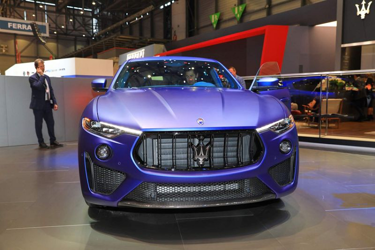Theo tìm hiểu, siêu phẩm Maserati Levante Trofeo Launch Edition này đã có chủ nhân đặt trước và thuộc sở hữu của một đại gia đất Bắc. Chiếc xe mang màu sơn ngoại thất xanh Blue Emozinone Matte, một trong 3 màu sơn tuyệt đẹp của bản Launch Edition, bênh cạnh 2 màu vàng Giallo Modenese và đỏ Rosso Magma.
