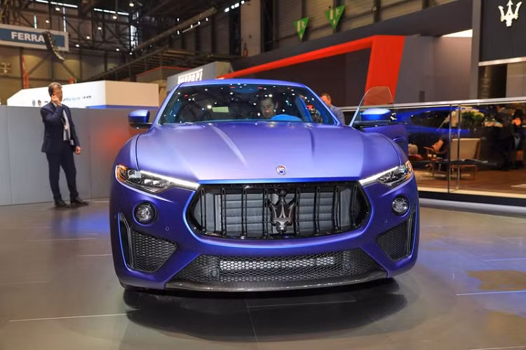 Theo tìm hiểu, siêu phẩm Maserati Levante Trofeo Launch Edition này đã có chủ nhân đặt trước và thuộc sở hữu của một đại gia đất Bắc. Chiếc xe mang màu sơn ngoại thất xanh Blue Emozinone Matte, một trong 3 màu sơn tuyệt đẹp của bản Launch Edition, bênh cạnh 2 màu vàng Giallo Modenese và đỏ Rosso Magma.
