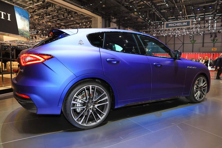 Ngoài ra, xe cũng được tích hợp sẵn hệ thống giải trí hiện đại Maserati Touch Control Plus, âm thanh vòm Bowers &amp; Wilkins 17 loa, cửa sổ trời toàn cảnh, logo "One of 100" riêng biệt...