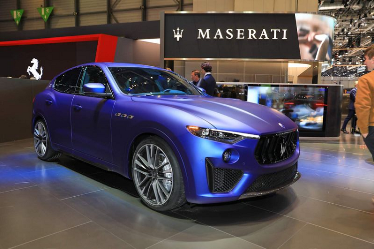 Ngoài màu sơn đặc biệt, chiếc Maserati Levante Trofeo Launch Edition đầu tiên tại Việt Nam còn sở hữu nhiều trang bị đáng giá như bộ mâm 22 inch Orione Matt Staggered cùng cùm phanh màu xám Argento, gói ngoại thất carbon xung quanh xe, viền kính và lưới tản nhiệt sơn đen... Còn lại, các trang bị trên bản Launch Edition sẽ tương đồng với chiếc Levante Trofeo của đại gia Minh nhựa.