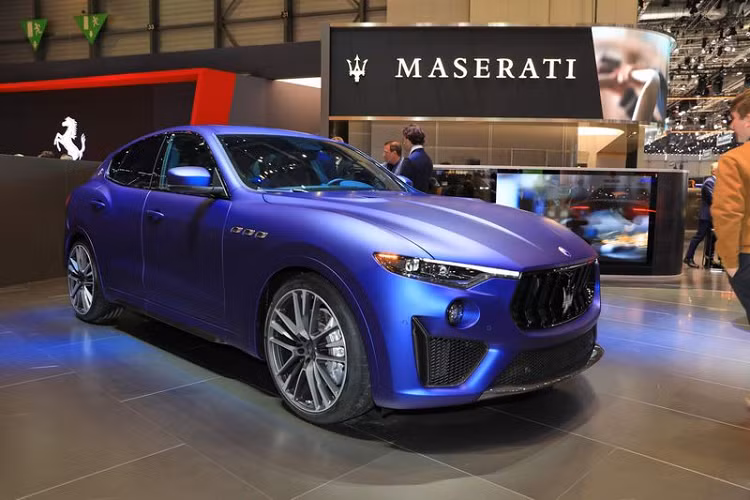 Ngoài màu sơn đặc biệt, chiếc Maserati Levante Trofeo Launch Edition đầu tiên tại Việt Nam còn sở hữu nhiều trang bị đáng giá như bộ mâm 22 inch Orione Matt Staggered cùng cùm phanh màu xám Argento, gói ngoại thất carbon xung quanh xe, viền kính và lưới tản nhiệt sơn đen... Còn lại, các trang bị trên bản Launch Edition sẽ tương đồng với chiếc Levante Trofeo của đại gia Minh nhựa.