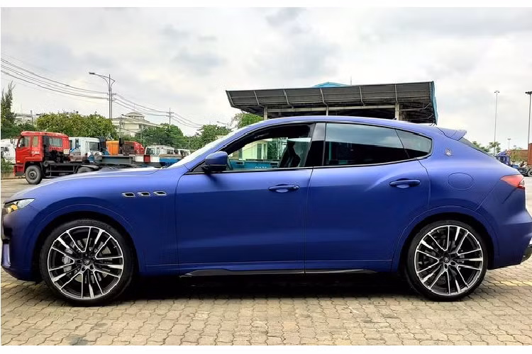 Mới đây, trong cùng một công hàng do Maserati Việt Nam nhập về, bên cạnh chiếc Levante Trofeo màu vàng được cho là của đại gia Minh nhựa, một tay chơi xe khét tiếng và đang làm "sôi sục" các trang mạng thì còn một siêu phẩm nữa cũng nổi bật không kém, chiếc Maserati Levante Trofeo Launch Edition mới với số lượng sản xuất giới hạn chỉ 100 chiếc trên toàn cầu.