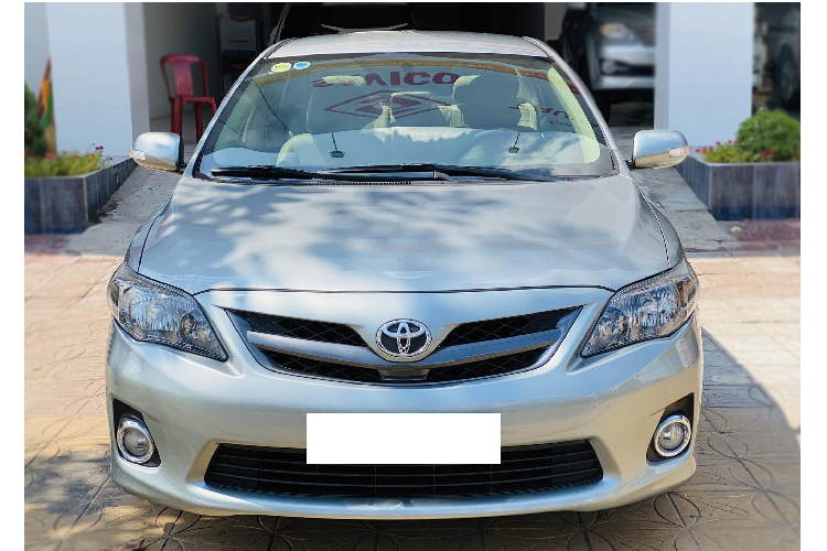 Sau gần chục năm có mặt trên thị trường, thiết kế ngoại thất của Corolla Altis đời này vẫn được nhiều người ưa thích. Sở hữu thiết kế ngoại thất thanh lịch, vóc dáng bệ vệ, bền dáng, bên cạnh khả năng vận hành ổn định, dòng xe Toyota Corolla Altis nổi tiếng là một trong những dòng xe Toyota giữ giá trên thị trường. Tại thời điểm năm 2011, mẫu xe Toyota Corolla Altis phiên bản cao cấp 2.0 CVT có giá bán khoảng 842 triệu đồng.