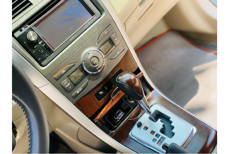Trang thiết bị giải trí trên Toyota Corolla Altis được trang bị ở mức đủ dùng như vô lăng trợ lực điện tích hợp nút bấm và lẫy chuyển số, ghế ngồi bọc da, ghế lái chỉnh điện, DVD 1 đĩa, màn hình cảm ứng 6,1 inch, 6 loa kèm tính năng ASL tự động điều chỉnh âm lượng theo tốc độ xe. Bên cạnh các chức năng khoá trung tâm có điều khiển từ xa, tất xả cửa kính điều khiển điện, hệ thống chống trộm, cảm biến lùi,…
