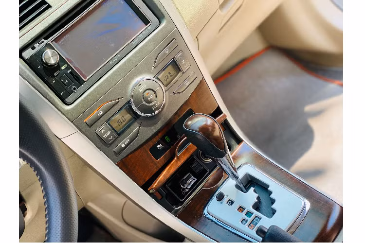 Trang thiết bị giải trí trên Toyota Corolla Altis được trang bị ở mức đủ dùng như vô lăng trợ lực điện tích hợp nút bấm và lẫy chuyển số, ghế ngồi bọc da, ghế lái chỉnh điện, DVD 1 đĩa, màn hình cảm ứng 6,1 inch, 6 loa kèm tính năng ASL tự động điều chỉnh âm lượng theo tốc độ xe. Bên cạnh các chức năng khoá trung tâm có điều khiển từ xa, tất xả cửa kính điều khiển điện, hệ thống chống trộm, cảm biến lùi,…