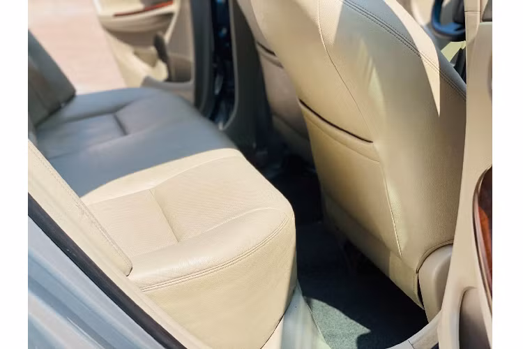 Là dòng xe lâu đời trong phân khúc khi được ra mắt lần đầu tại Việt Nam vào 1996, mặc dù Toyota Corolla Altis không được khách hàng đánh giá cao về trang bị, độ an toàn hay niềm vui cầm lái.