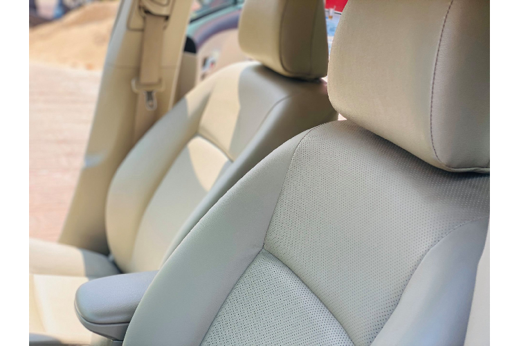 Sức mạnh được truyền xuống cầu trước (FWD) thông qua hộp số tự động biến thiên vô cấp (CVT). Tại thời điểm cách đây gần 10 năm, Altis cũng được ghi nhận là một trong những mẫu xe sử dụng hộp số CVT đầu tiên trong phân khúc.