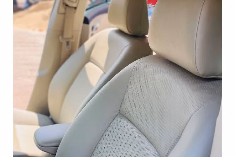 Sức mạnh được truyền xuống cầu trước (FWD) thông qua hộp số tự động biến thiên vô cấp (CVT). Tại thời điểm cách đây gần 10 năm, Altis cũng được ghi nhận là một trong những mẫu xe sử dụng hộp số CVT đầu tiên trong phân khúc.