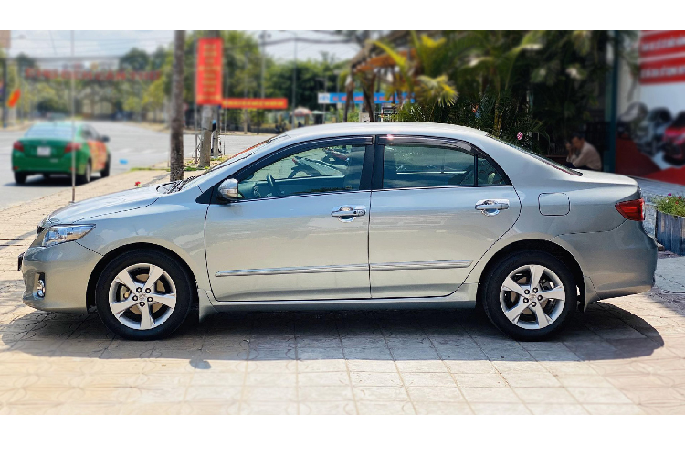 Tuy nhiên, lợi thế lớn nhất của Corolla Altis là khả năng giữ giá so với các đối thủ cùng đời, bên cạnh thiết kế bền dáng và động cơ bền bỉ, thương hiệu “dễ mua thuận bán” là những lý do chính khiến nhiều người mua tự tin chọn. Giá xe Toyota Corolla Altis đời cũ này đang được chủ nhân tại TP HCM chào bán hơn 500 triệu đồng.
