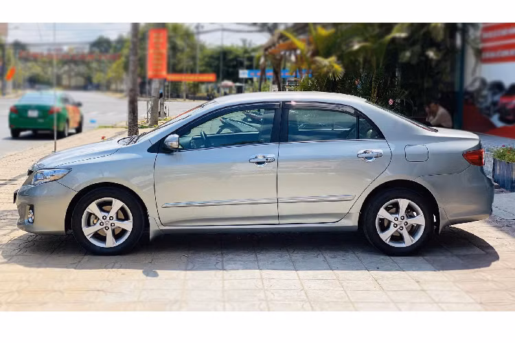 Tuy nhiên, lợi thế lớn nhất của Corolla Altis là khả năng giữ giá so với các đối thủ cùng đời, bên cạnh thiết kế bền dáng và động cơ bền bỉ, thương hiệu “dễ mua thuận bán” là những lý do chính khiến nhiều người mua tự tin chọn. Giá xe Toyota Corolla Altis đời cũ này đang được chủ nhân tại TP HCM chào bán hơn 500 triệu đồng.