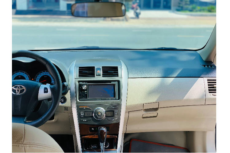 Sau gần 10 năm lăn bánh, đồng hồ ODO dừng lại ở mức 76.000km, chiếc Toyota Corolla Altis phiên bản cao cấp 2.0 CVT này được người bán tự tin chào với giá 515 triệu đồng, nhẩm tính mỗi năm chủ xe Corolla Altis chỉ chịu “lỗ” khoảng 33 triệu đồng. Toyota Corolla Altis kích thước DxRxC lần lượt: 4.540 x 1.760 x 1.465 mm; dung tích khoang hành lý 475 lít.