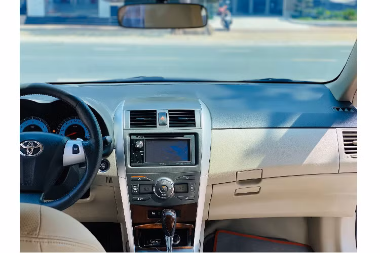 Sau gần 10 năm lăn bánh, đồng hồ ODO dừng lại ở mức 76.000km, chiếc Toyota Corolla Altis phiên bản cao cấp 2.0 CVT này được người bán tự tin chào với giá 515 triệu đồng, nhẩm tính mỗi năm chủ xe Corolla Altis chỉ chịu “lỗ” khoảng 33 triệu đồng. Toyota Corolla Altis kích thước DxRxC lần lượt: 4.540 x 1.760 x 1.465 mm; dung tích khoang hành lý 475 lít.